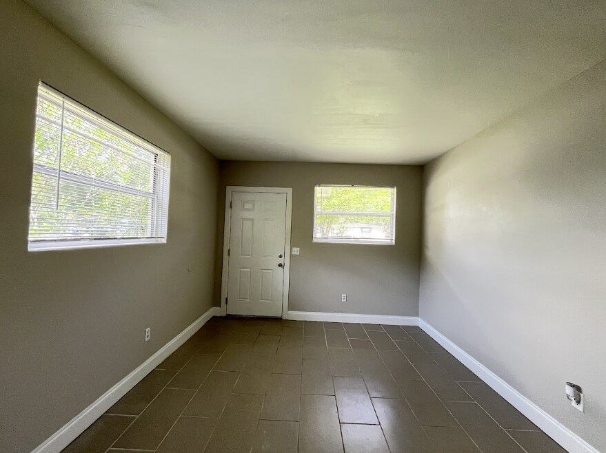 Building Photo - 1635 Brookview Dr S