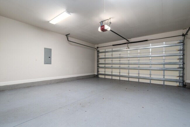 Building Photo - 718 Woods Dr