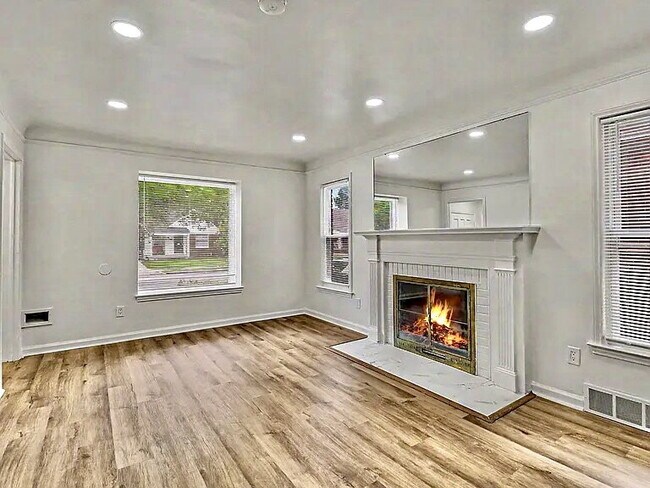 Building Photo - ELEGANT HOME