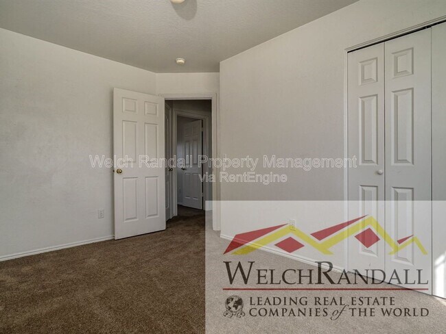 Building Photo - 832 4200 S