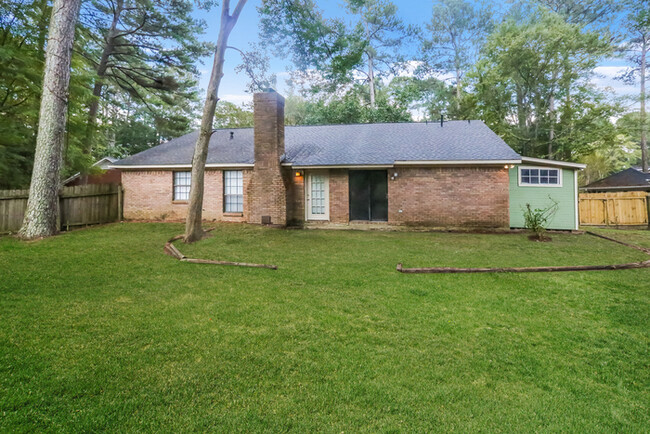 Building Photo - Cozy Three Bedroom