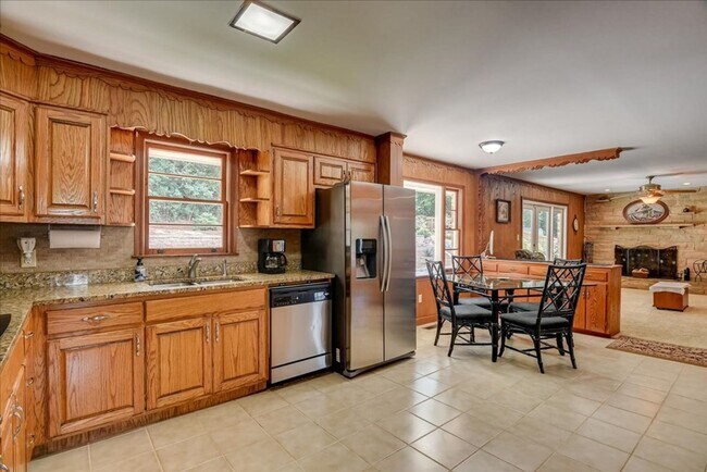 Building Photo - 3 Bedroom 2.5 Bathroom Ranch