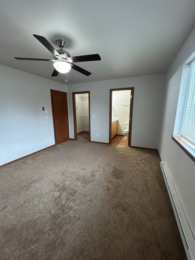 Building Photo - Spacious 3 Bedroom 2.5 Bath Duplex in Post Falls