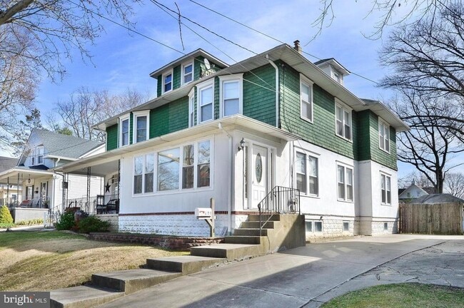 Building Photo - 128 Oak St