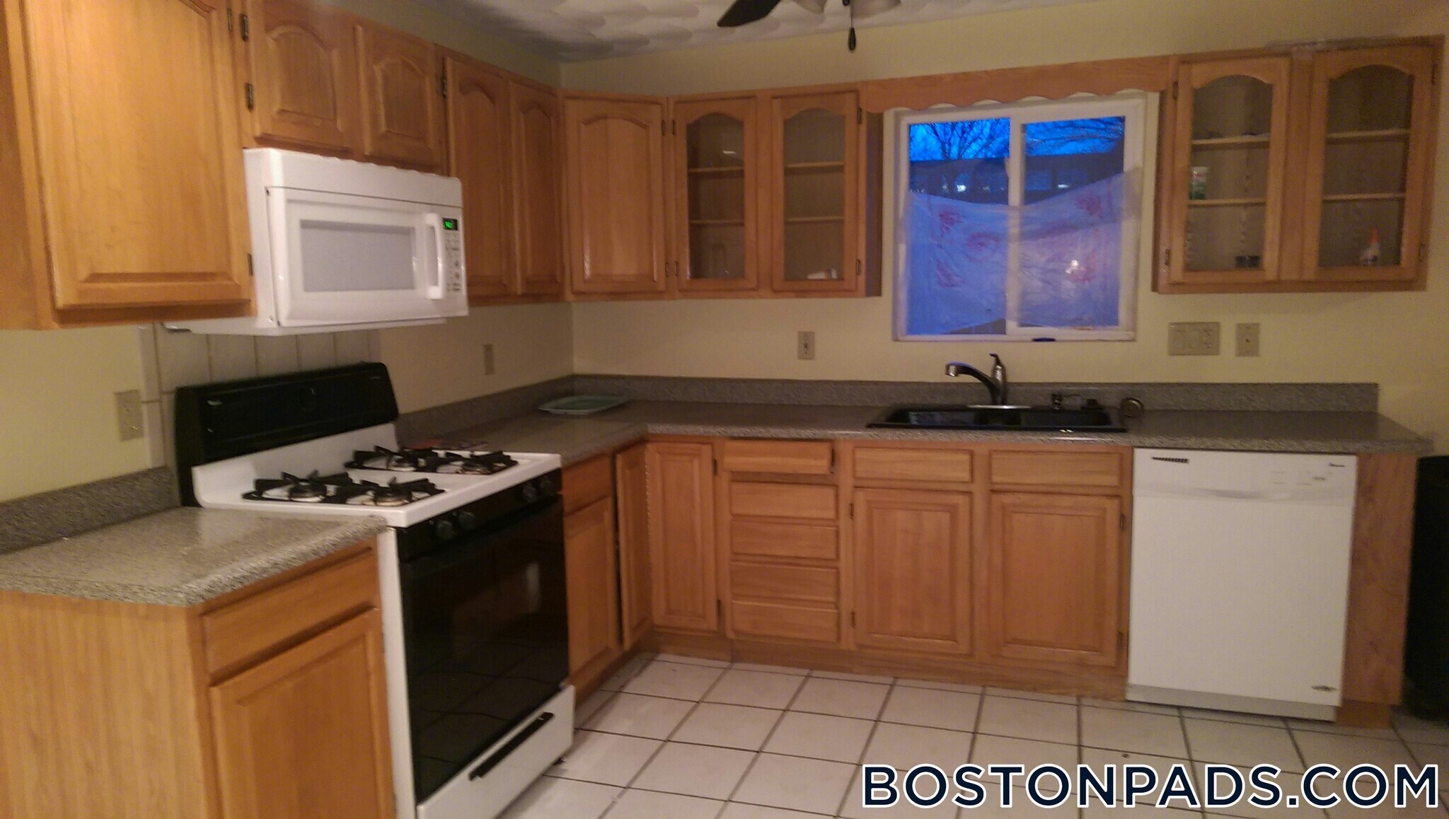 Building Photo - 247 Roxbury St