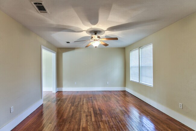 Building Photo - 2002