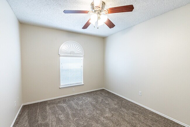 Building Photo - Beautiful House with Extra Room!