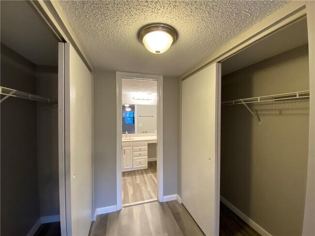 Building Photo - 2967 Riverside Dr
