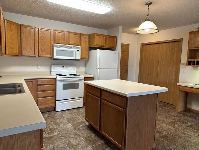 Building Photo - Walk Out Patio - 2 Bedroom 2 Bath