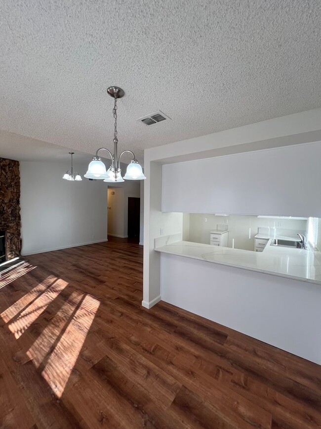 Building Photo - SPACIOUS 3 BED/2 BATH WITH REMODELED KITCH...