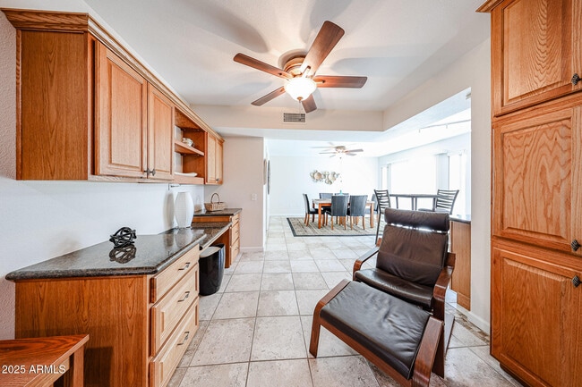 Building Photo - 10827 W Santa Fe Dr