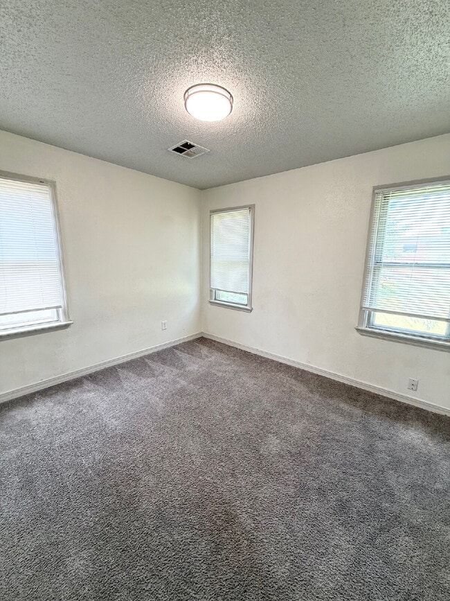 Building Photo - Bright & Spacious 3BR with Large Yard – Gr...