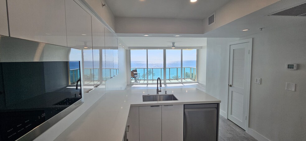 Building Photo - 2501 S Ocean Dr