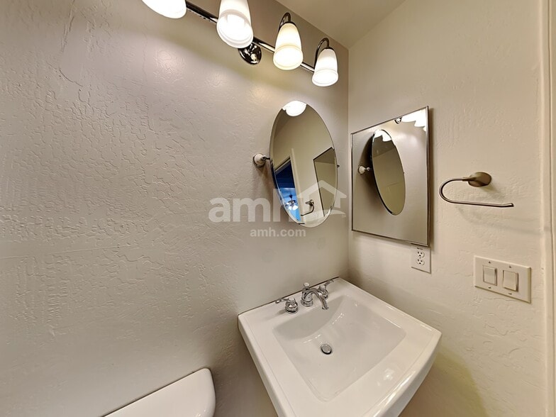 Building Photo - 5156 W Fulton St