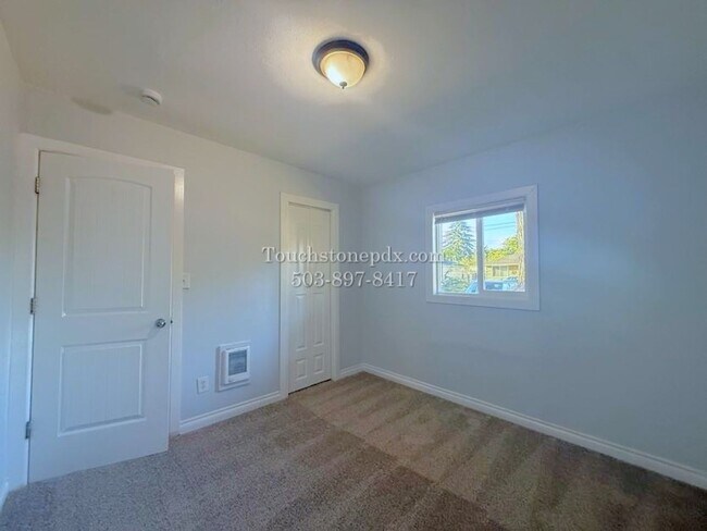 Building Photo - Brentwood-Darlington 2 Bed Apartment with Classic Charm and Parking