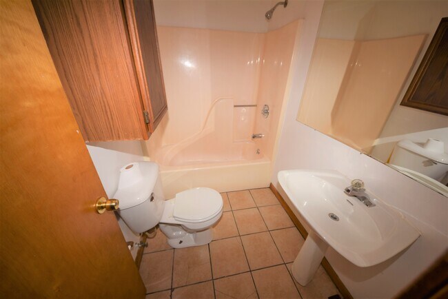 Building Photo - 2 bedroom HOUSE For RENT