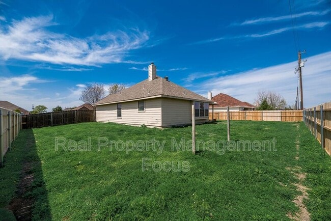 Building Photo - 121 Price Cir