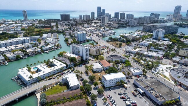 Building Photo - 924 Marseille Dr