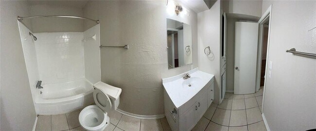 Building Photo - 401 NW 24th St