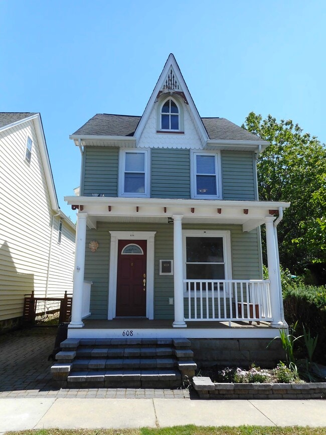 Building Photo - 608 Green St
