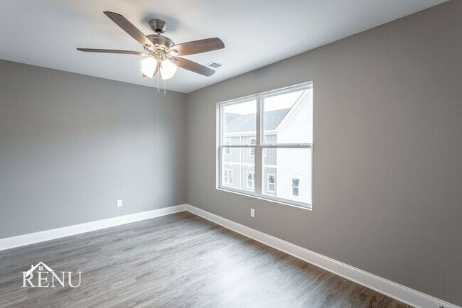 Building Photo - 2374 E 18th Street Pl