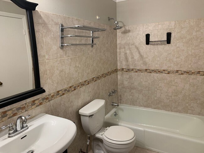 Building Photo - Updated 3 Bedroom Located Off Jefferson Rd - Lawncare Included!