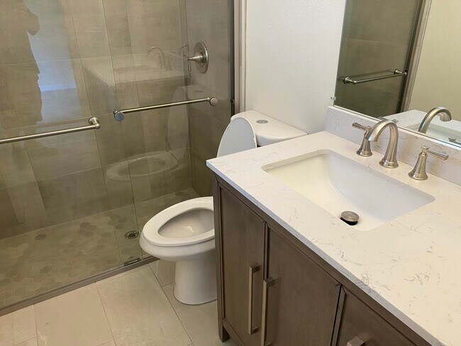 Building Photo - 255 SW Bridgeport Dr