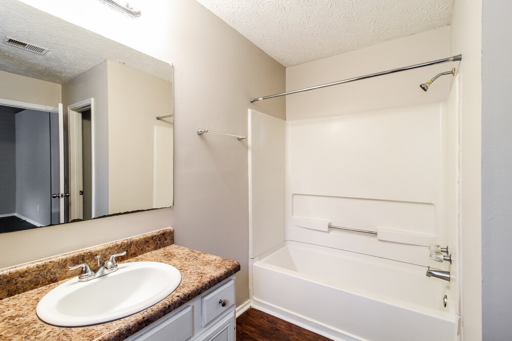 Building Photo - 1985 Glenwood Downs Dr