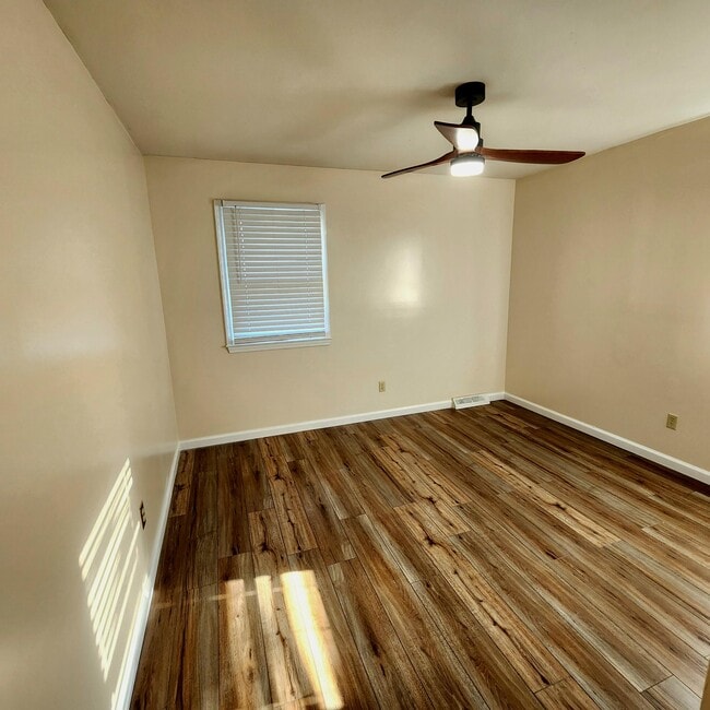 Building Photo - 636 Longview Rd