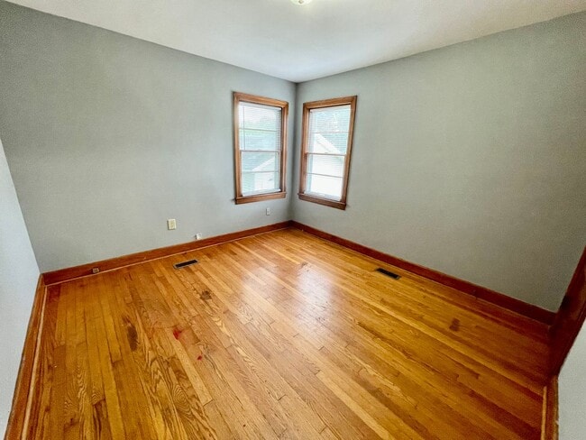 Building Photo - Duplex Downtown Athens! Walk to shopping and entertainment!