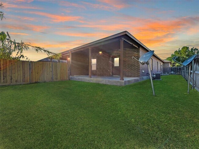 Building Photo - 256 Rosalie Dr