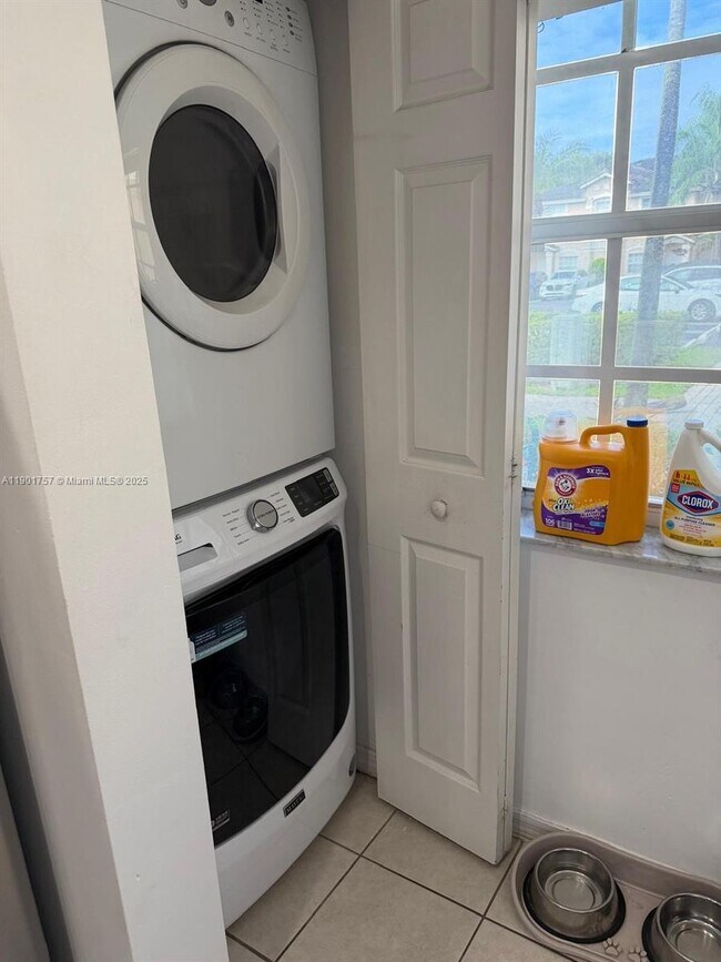 Building Photo - 5755 NW 115th Ct