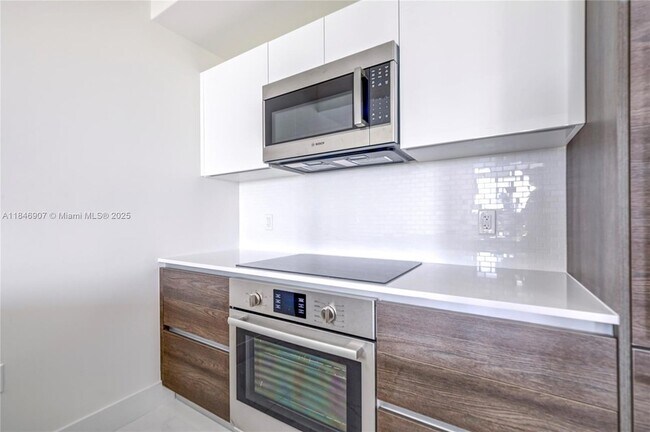 Building Photo - 301 Altara Ave