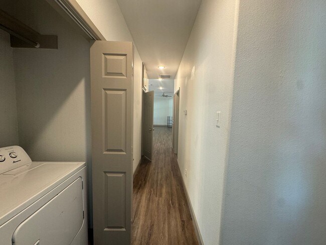 Building Photo - 2 Bed 2 Bath Town Home Available
