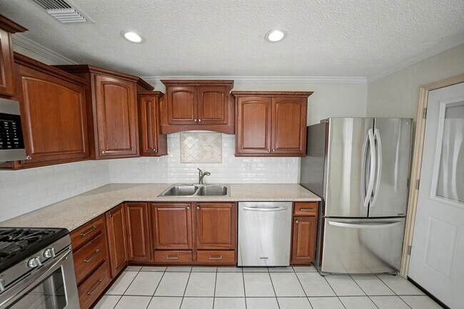 Building Photo - Charming 3-bed, 2-bath home in Universal C...