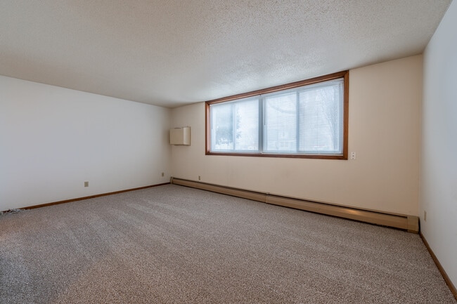 Building Photo - Hillcrest Apartments
