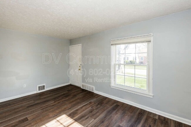 Building Photo - 492 E 327th St