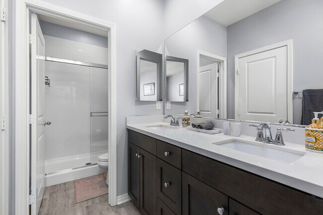Building Photo - 502 Lark Wy