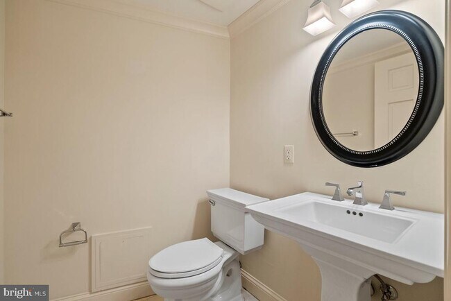 Building Photo - 4 Logan Cir NW