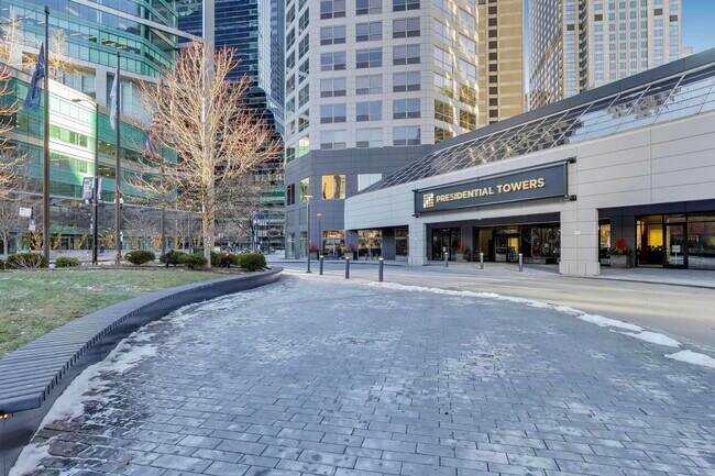 Building Photo - 555 W Madison St