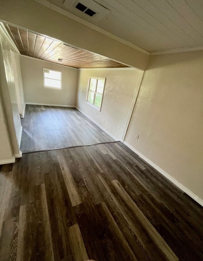 Building Photo - Tons of Living Space in this 3BR/1BA Zephy...