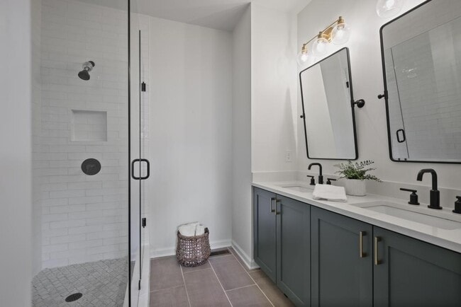 Building Photo - 121 Chestnut Cir