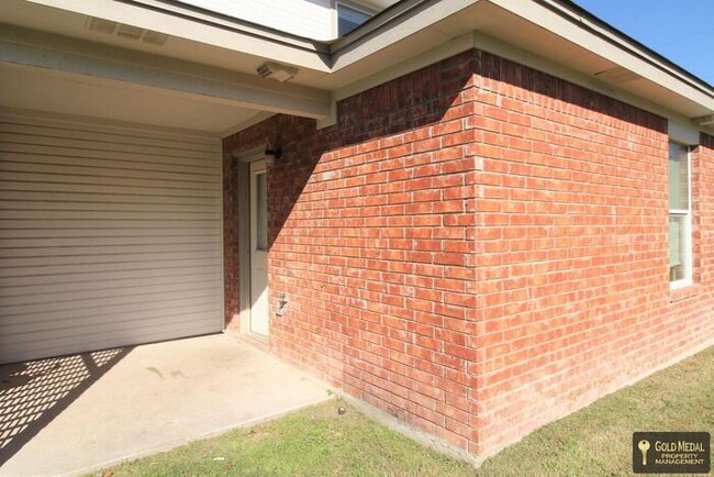 Building Photo - Now Leasing – 401 W Ave E, Unit B