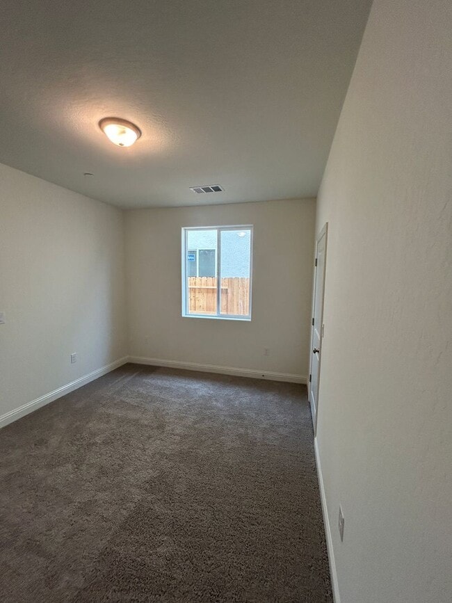 Building Photo - Northwest Visalia! Don't miss this beauty! Spacious and open 4 bedroom 2 bath!
