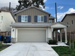 Building Photo - "Charming 3-Bed, 3-Bath Home right on the golf course - 1370 Sq Ft of Cozy Living!"