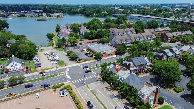 Building Photo - Updated Brick Condo in the Heart of Downto...