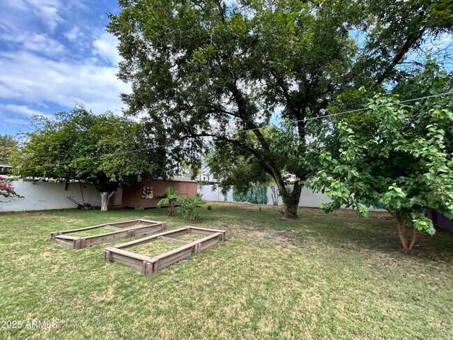 Building Photo - 1014 E Orange Dr
