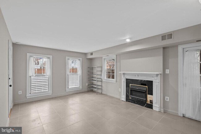 Building Photo - 810 Queen St