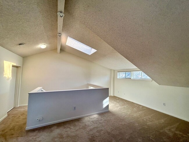 Building Photo - SHORT TERM RENTAL! 3Br/2Ba Condo in the Heart of Boulder