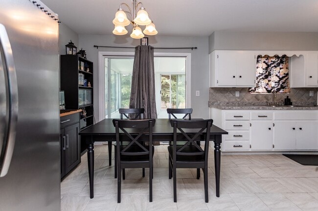 Building Photo - Peaceful Bi-Level Home in a Quiet Cul-de-Sac